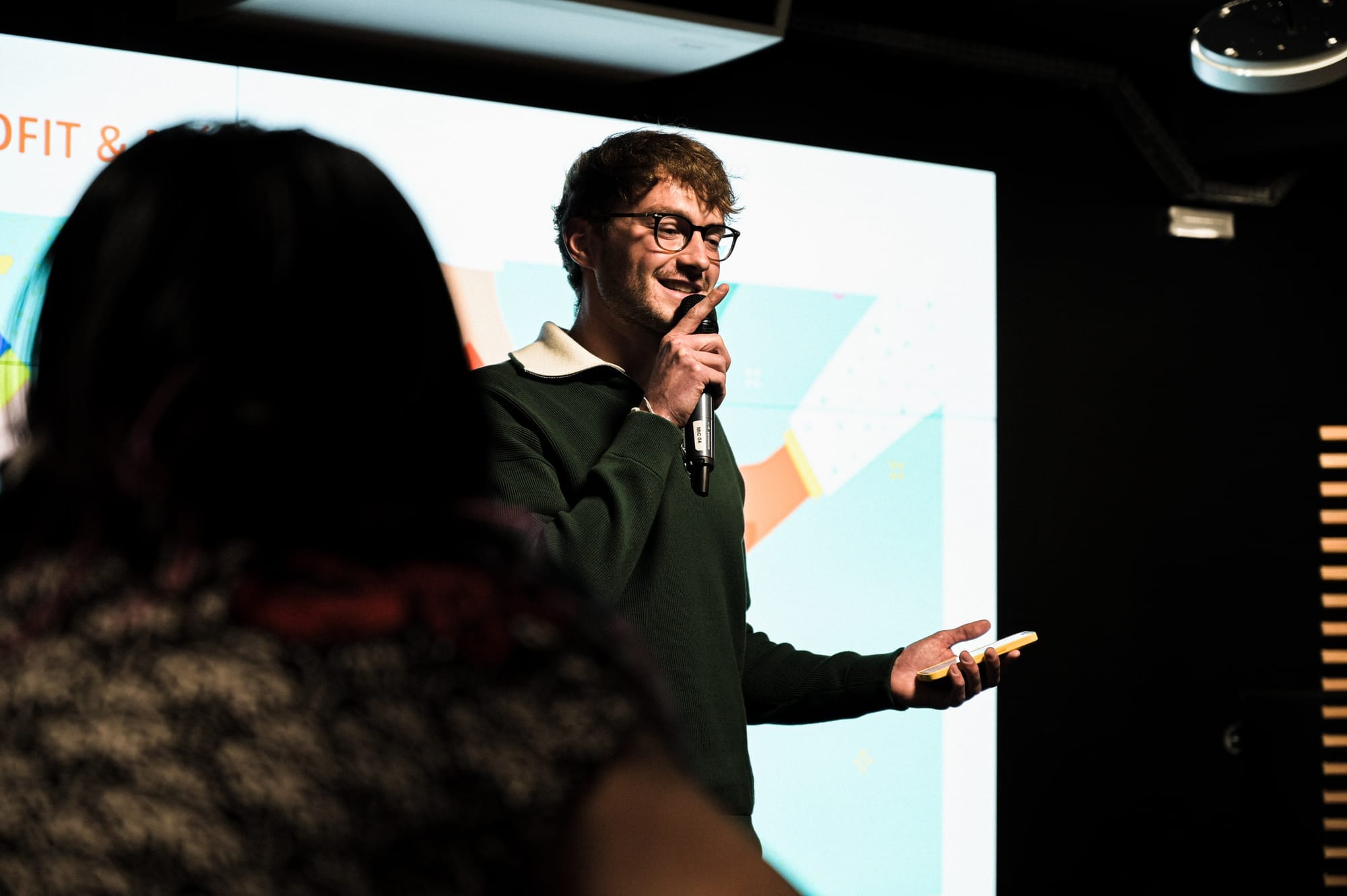 Participant présentant son idée lors des pitchs du Startup Weekend Nantes